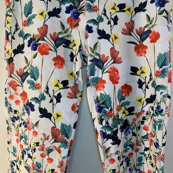 FABLETICS Women’s Brogan White Flowered Capris / Size: Small 4-6 - Picture 5 of 10